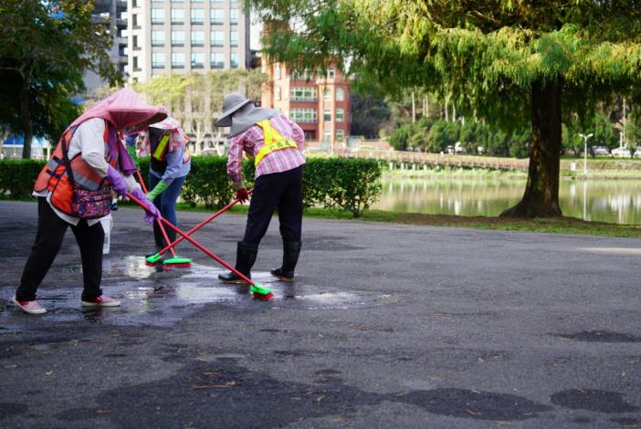 圖六、公園處於禽鳥出沒處進行清潔消毒2