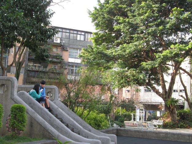 (圖5) 綠雕為公園增添魔幻氣息，並成為里民休憩好場所