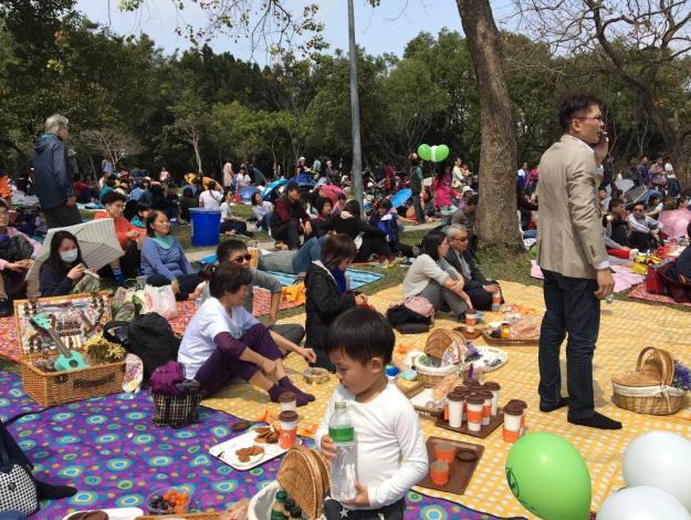 (圖6) 杜鵑花季音樂會親子交流，一起共享美食聽音樂