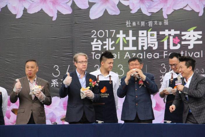 (圖2) 市長與民眾體驗製作三明治享用咖啡，體驗野餐美好
