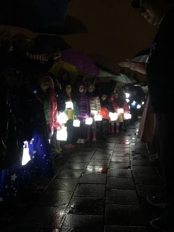 圖15、小朋友帶著太陽能板環保泡芙燈