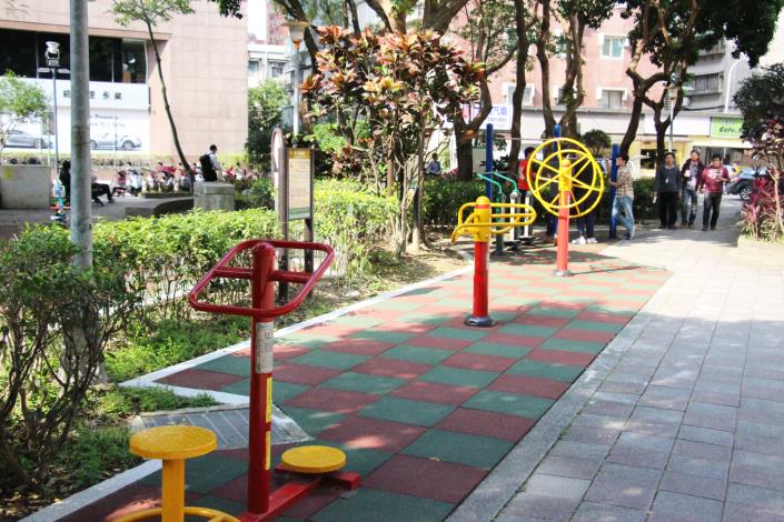 圖8.新的地墊鋪面及無障礙的帶狀的環境，讓民眾在健身伸展時得以有足夠的空間。