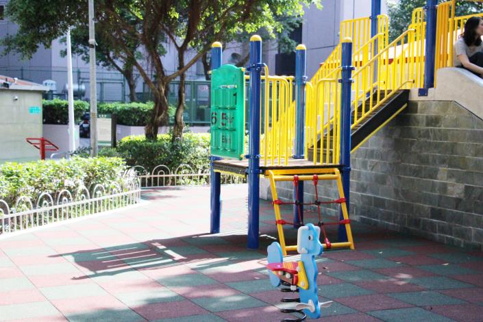 圖4.滑梯旁增建了一個延伸遊具平臺以及一個小型攀爬網，升級成共融式設計的遊樂設施。