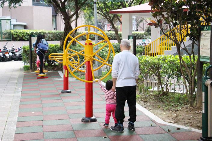 圖9.大人使用體健設施時，小孩也好奇的一起搖動，同享天倫。