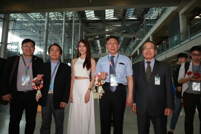 泰國小姐陳泰莉（中左）與市長柯文哲合影