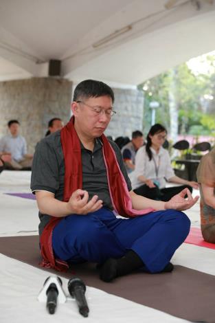 柯市長印度德里大學甘地中心學習瑜珈，架勢十足