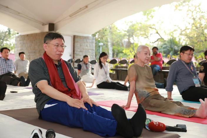 柯市長與歌仔戲國寶廖瓊枝，相約體驗印度瑜珈文化
