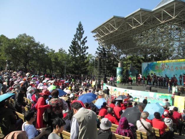 (圖3)臺北市立民生國中管樂團吸引民眾仔細聆聽