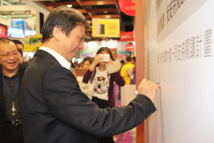 圖說：台北市政府資訊局李維斌局長於願景牆簽名支持「閱讀.taipei」計劃。