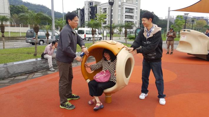 照片5. 士林四號廣場共融遊具-旋轉球椅
