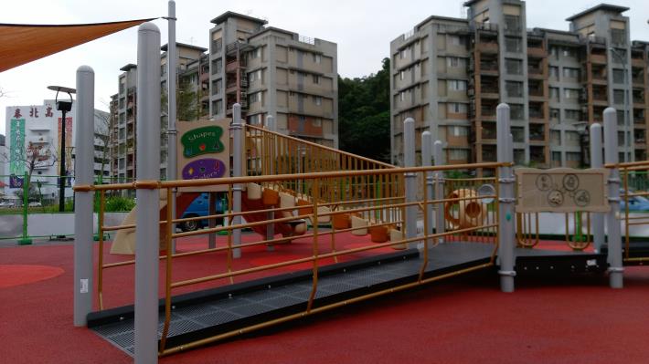照片6. 士林四號廣場共融遊具-共融遊具通道