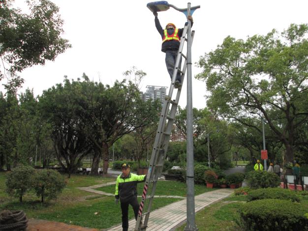 (圖4)為避免路燈照明影響螢火蟲，公園處於周邊裝設遮光網