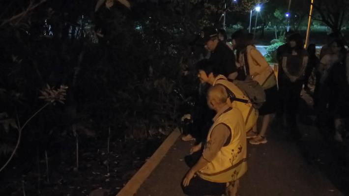 (圖2)在臺大昆蟲系楊平世教授細心指導，率領志工守護螢火蟲