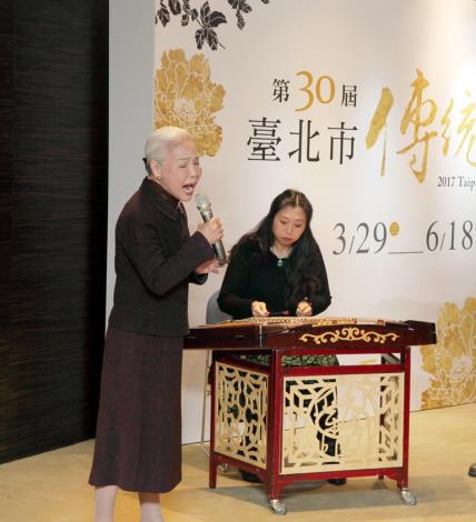 主持人LULU於臺北市傳統藝術季記者會替廖瓊枝老師(左)伴奏