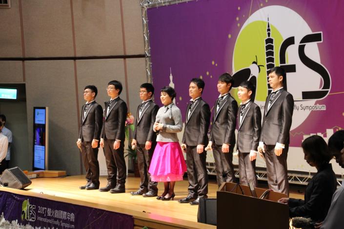 (圖7)知名聲樂家簡文秀於開幕式演唱螢火蟲之歌