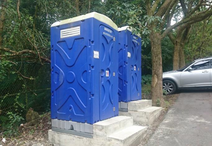 臺北市碧溪步道流動廁所增設基礎踏階，便利使用