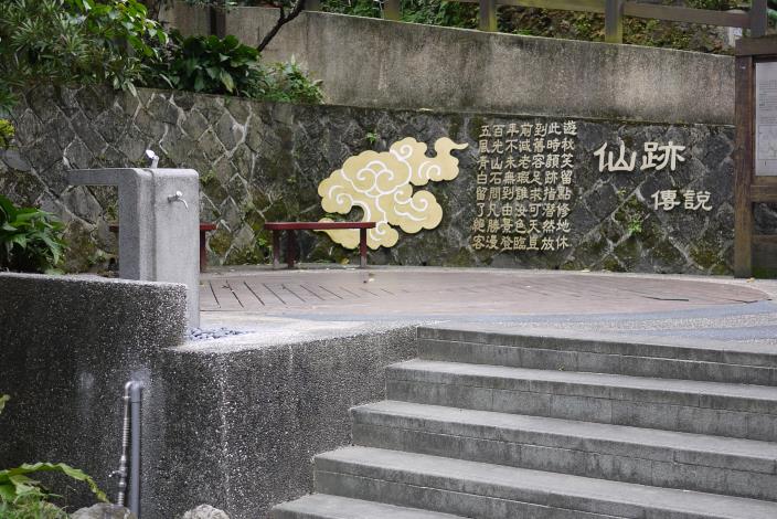 臺北市仙跡岩風景區牌樓旁入口直飲水機臺設置情形