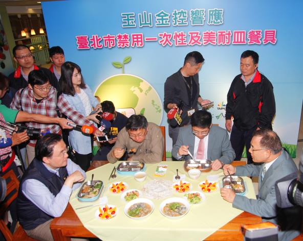 市長親至玉山金控員工餐廳了解推展成果