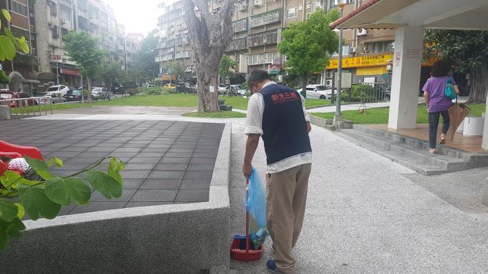 4.新光三越人員協助環境清潔