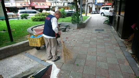 6.新光三越人員協助環境清潔
