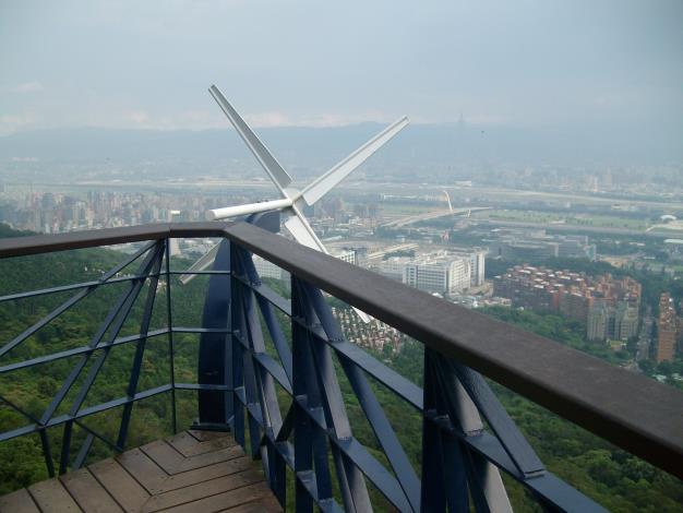 從觀機平台眺望松山機場及臺北盆地