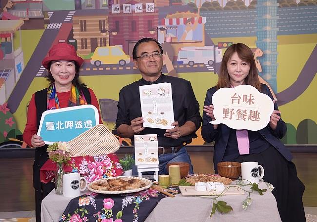 作家魚夫、觀傳局局長簡余晏與店家代表，共同推薦《臺北食食通》一書。