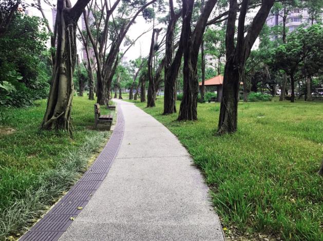 照片9.象山公園內茵綠景象(透水步道)