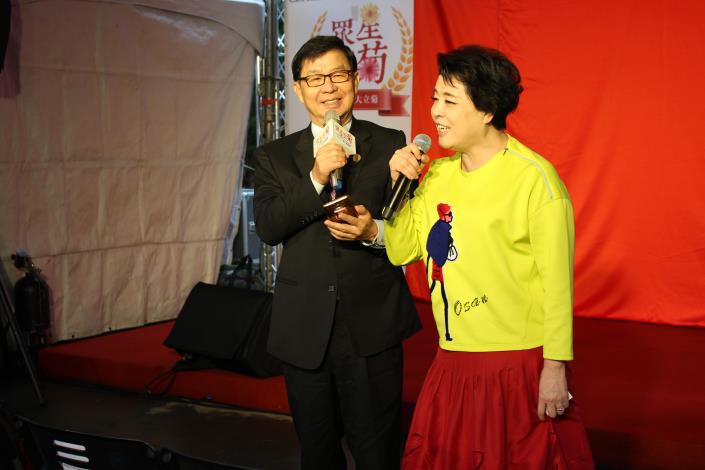 圖6.工務局彭振聲局長與簡文秀老師一同高歌。