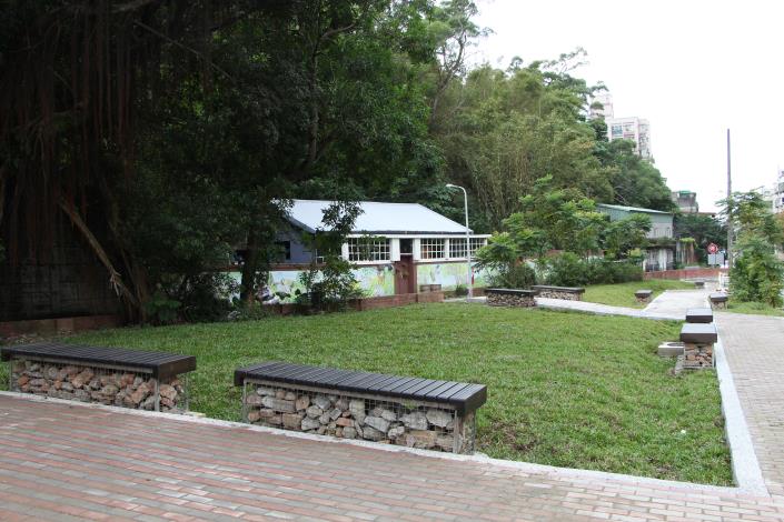 6.石籠座椅與草皮鋪設完成，形成美美的公園綠地。