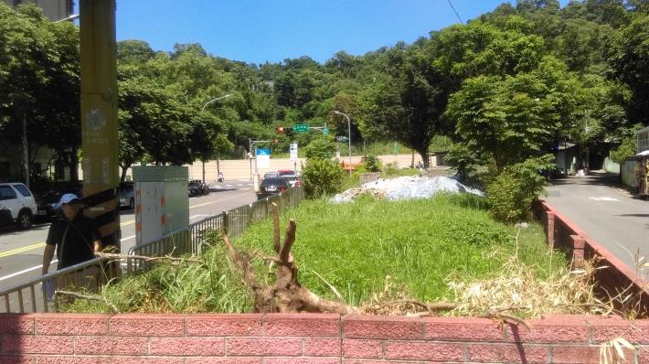1.整理之前雜草叢生，容易被亂丟垃圾。