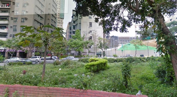 2.整理之前雜木爬藤，蚊蟲孳生。