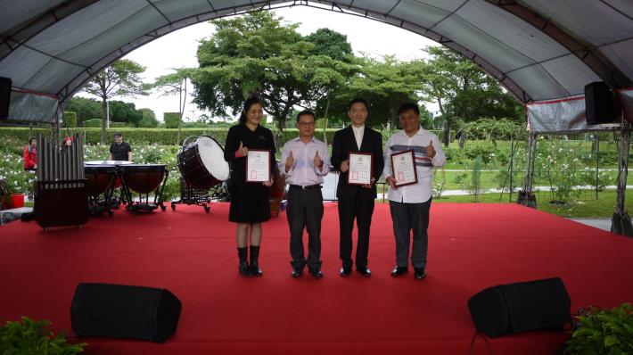 圖11. 公園處頒發感謝狀致謝中正國中校方代表、于興義老師、曾日昇老師。