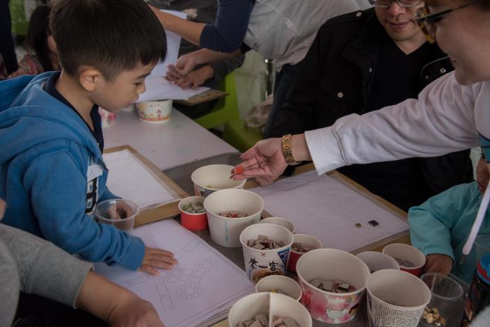圖4 現場發給兒童創作材料，兒童選擇自己喜歡的圖案與磁磚顏色