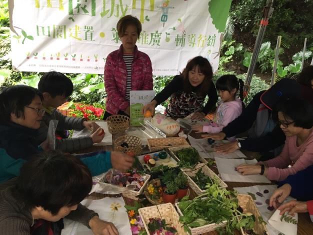 圖8植物槌染體驗(二)