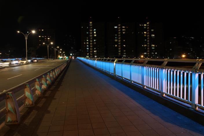 相片2：萬壽橋照明妝點夜景
