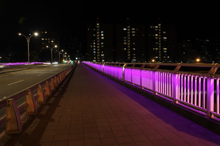 相片3：萬壽橋照明妝點夜景