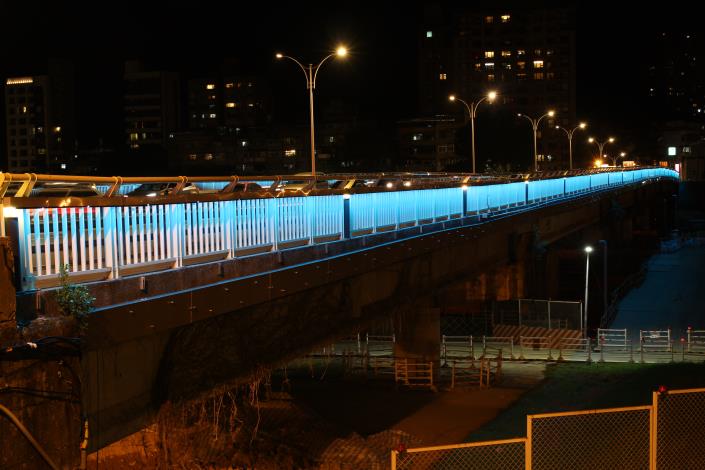 相片5：萬壽橋照明妝點夜景