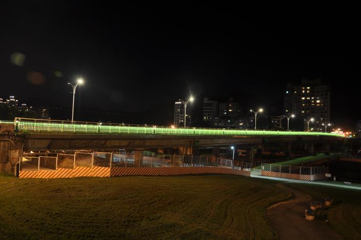 相片6：萬壽橋照明妝點夜景