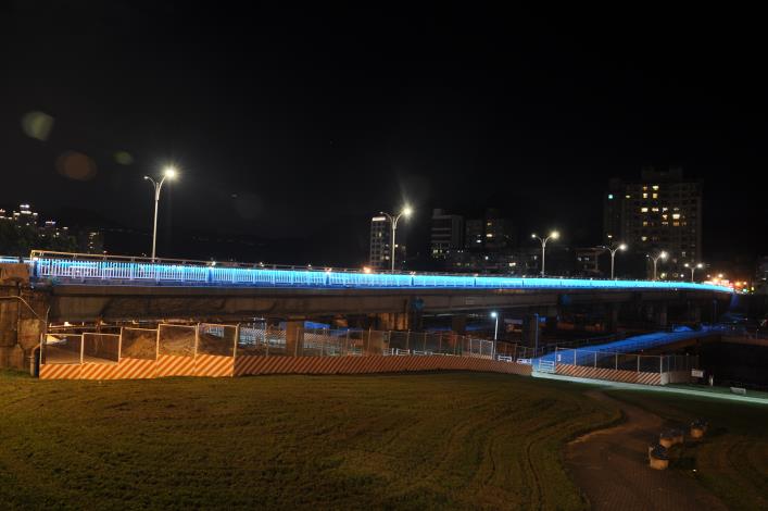 相片7：萬壽橋照明妝點夜景