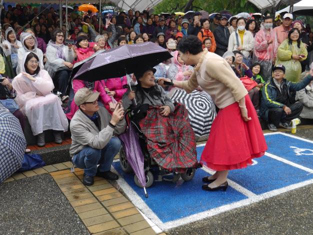 圖8.大雨也澆不息民眾熱情參與「笑燦燦賞菊去」音樂會