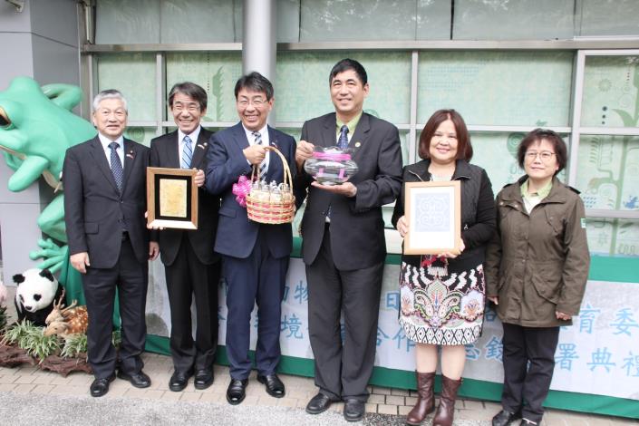 合作備忘錄由釧路市教育委員會岡部義孝教育長，與臺北市立動物園金仕謙園長共同簽署