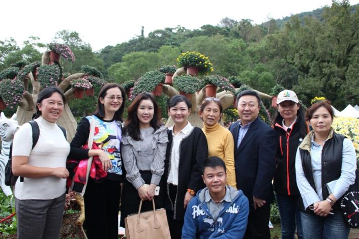圖5. 韓國代表Hae ri Park與公園處同仁於「馬達加斯加」展區合影留念