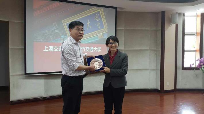 圖5._代表台灣交大與中國上海交大進行雙邊論壇。
