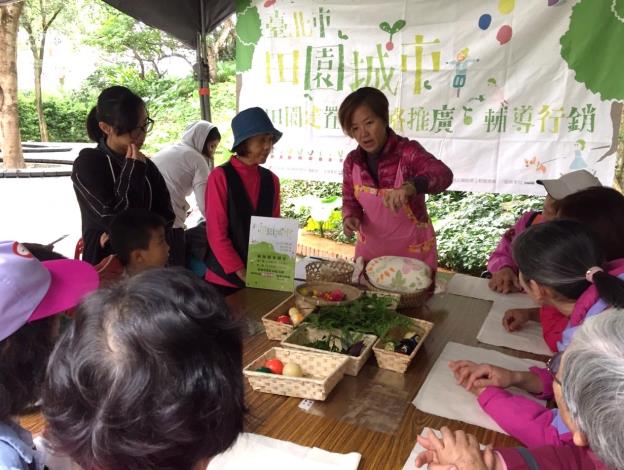 圖5 陳沅蓀老師解說如何製作田園植物槌染