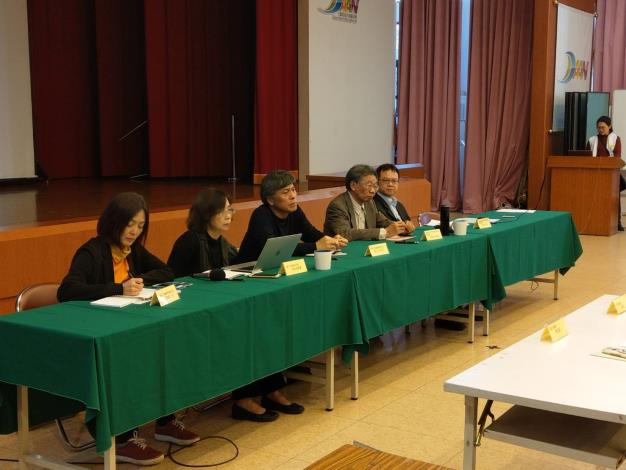 綜合座談時間，公園處長黃立遠、李素馨老師、郭城孟老師、劉柏宏老師與潘一如老師參與