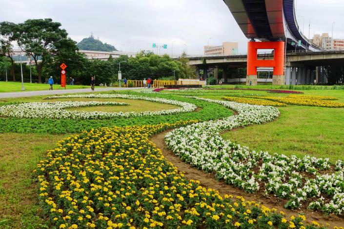 107古亭福和河濱花海 福和花海以河水流動濺起的水花意象為主題設計