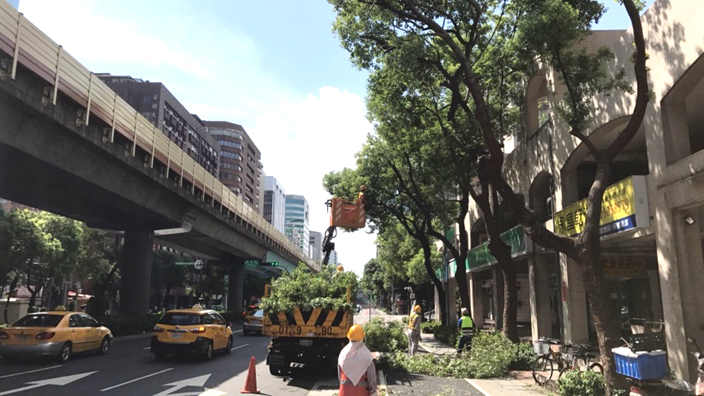 在車水馬龍、高樓林立的臺北市，操控高空作業車相當辛苦