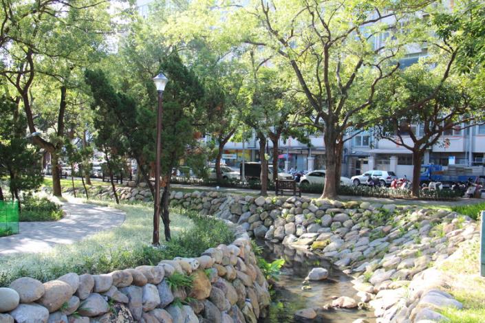 照片1：天和公園-玉潮坑溪移除花架改造為開放明亮的疊石護岸