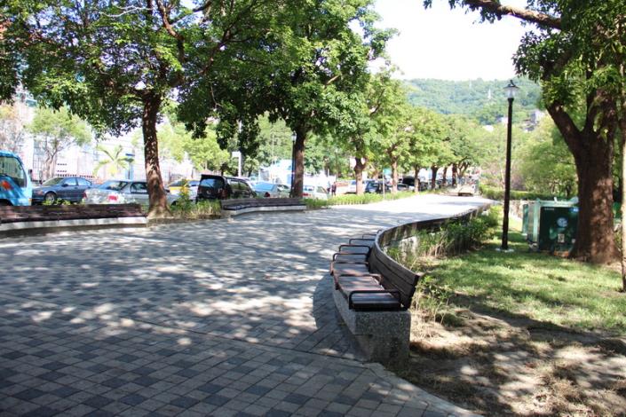 照片5：天和公園-更新後提供寬敞平坦的透水鋪面入口空間