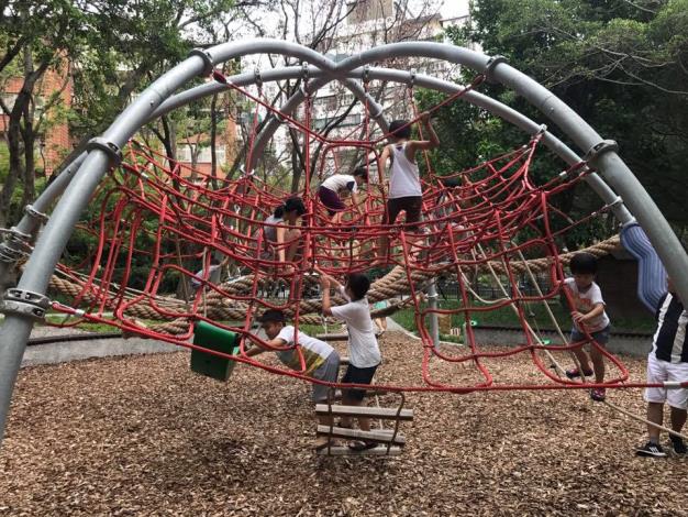 照片6：天和公園-超大攀爬網訓練小朋友運用想像力與體能肌力(特公盟提供)